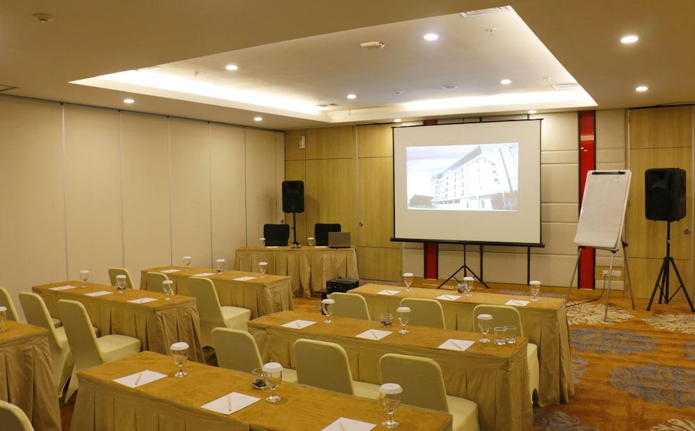 Hotel Santika Mega City Bekasi Buitenkant foto