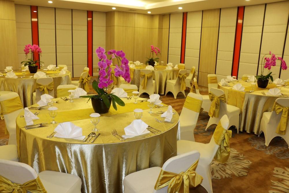 Hotel Santika Mega City Bekasi Buitenkant foto