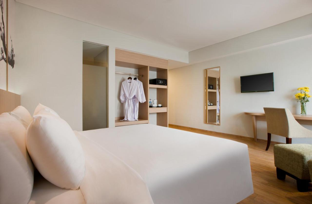 Hotel Santika Mega City Bekasi Buitenkant foto