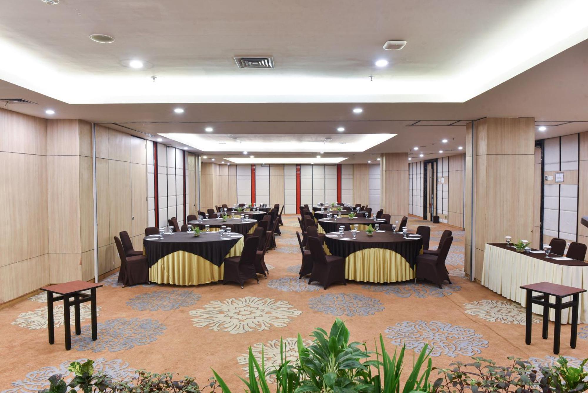 Hotel Santika Mega City Bekasi Buitenkant foto