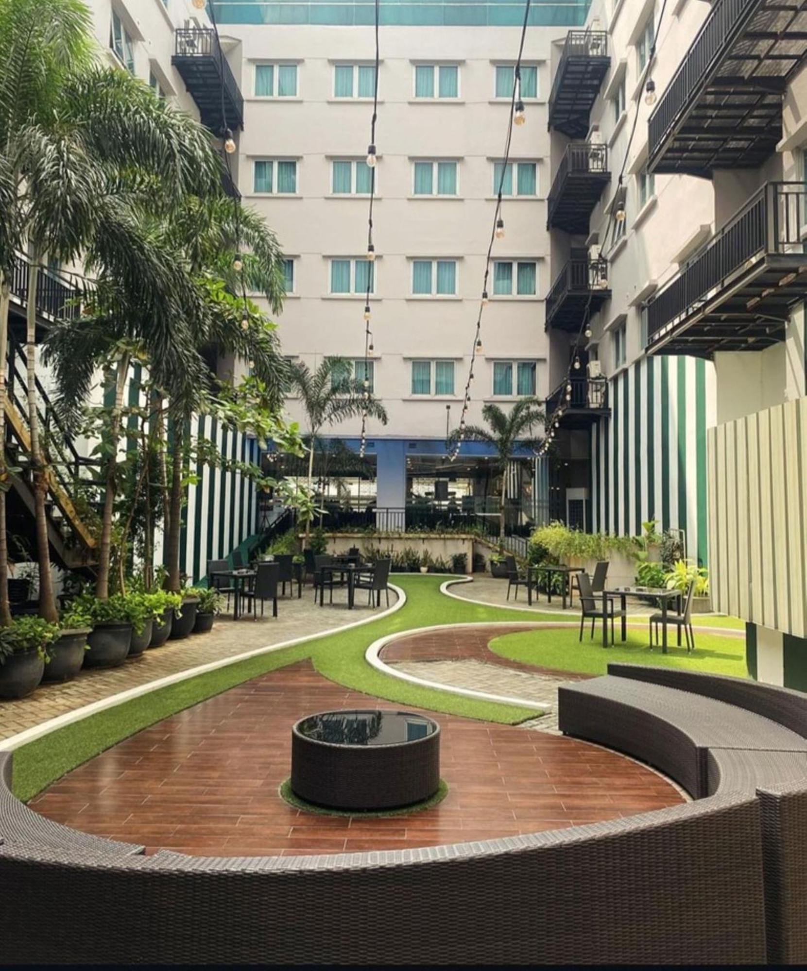 Hotel Santika Mega City Bekasi Buitenkant foto